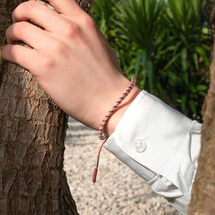 Bracelet tibétain bicolore posé sur une surface en bois