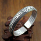 Vue rapprochée du bracelet tibétain en argent ajustable