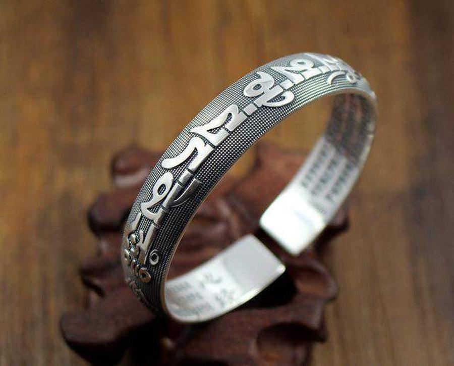Vue rapprochée du bracelet tibétain en argent ajustable