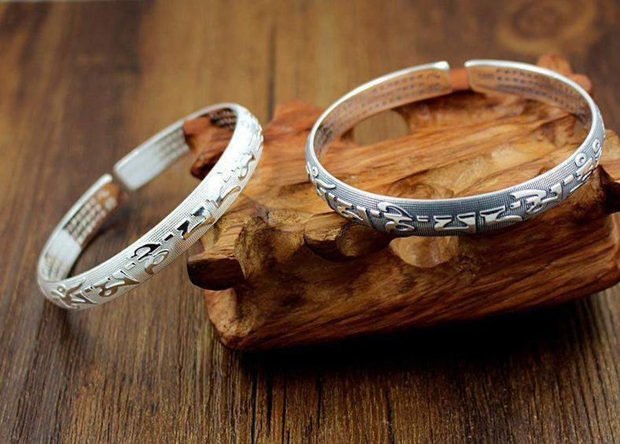 Bracelet manchette argent avec mantra bouddhiste gravé