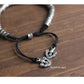 Détail du bracelet montrant le cuivre blanc et les gravures