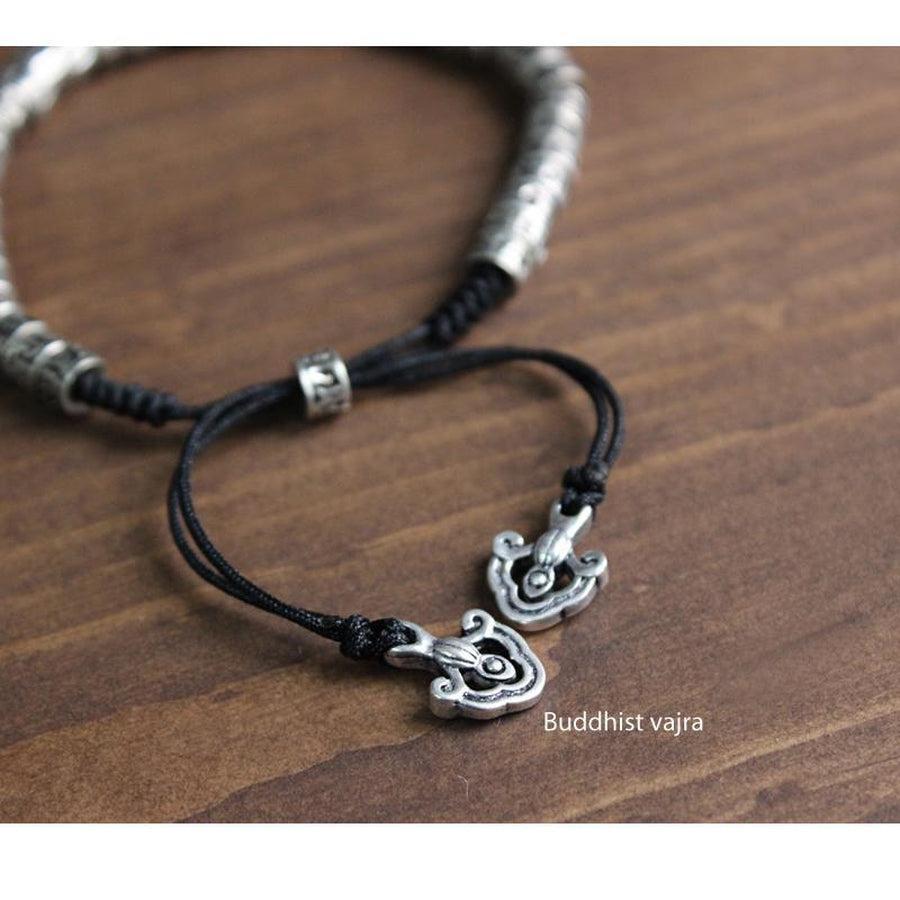 Détail du bracelet montrant le cuivre blanc et les gravures