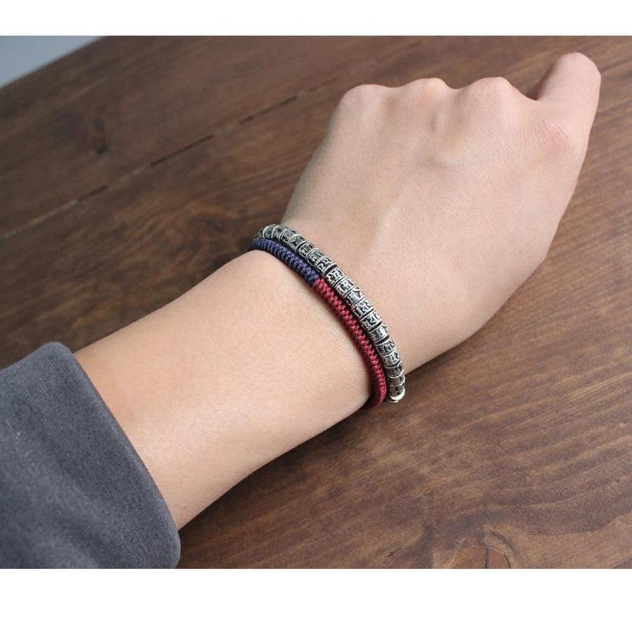 Bracelet tibétain enroulé, mettant en valeur le mantra
