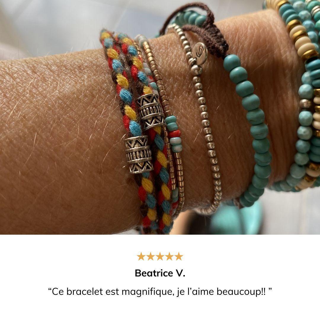 Bracelet tibétain multicolore avec amulette Bouddha en gros plan