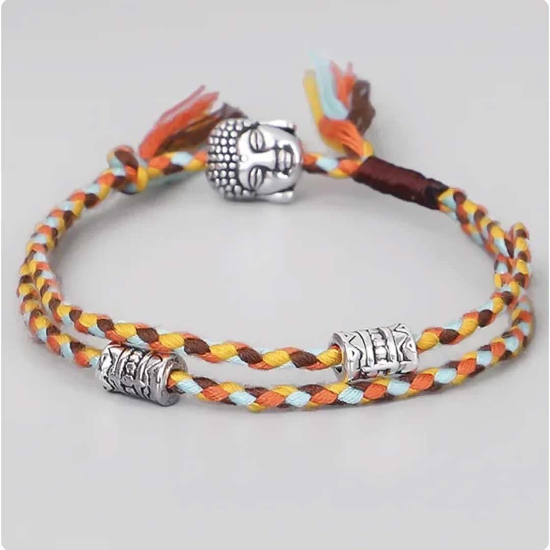 Vue rapprochée du bracelet tibétain bleu et rouge avec perles gravées