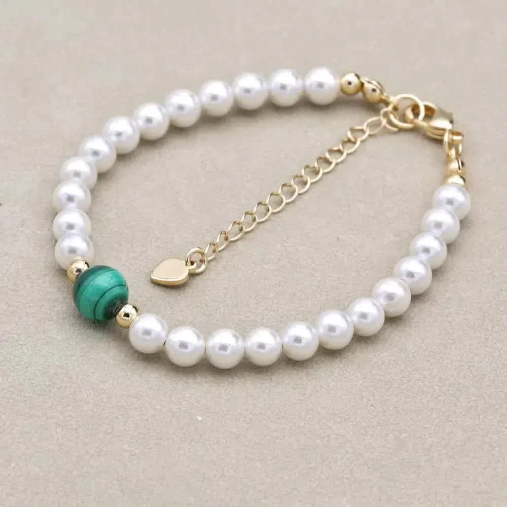 Vue latérale du bracelet montrant les perles blanches