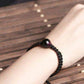 Gros plan sur le nœud coulissant du bracelet en corde