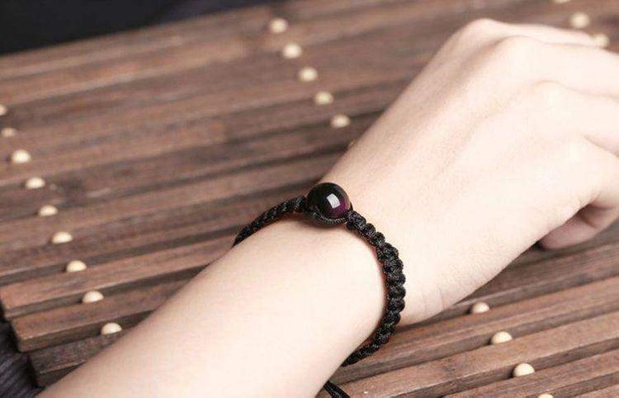 Gros plan sur le nœud coulissant du bracelet en corde