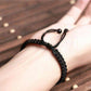 Détail du tressage élégant du bracelet obsidienne