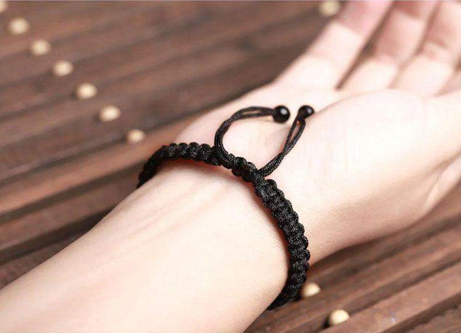 Détail du tressage élégant du bracelet obsidienne