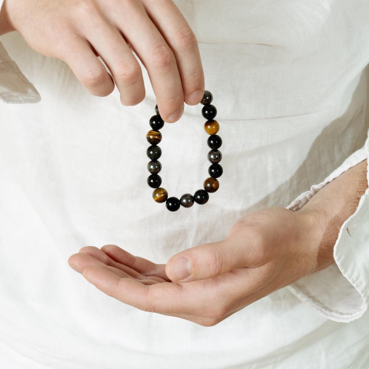 Vue rapprochée des perles naturelles du bracelet protecteur