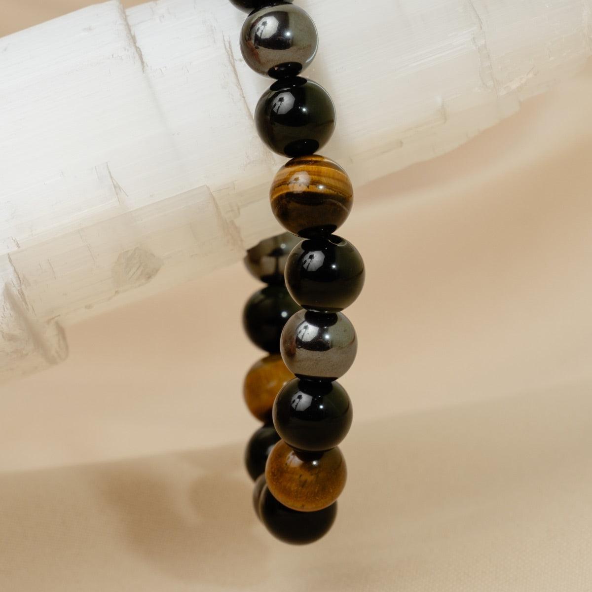 Détail des perles en obsidienne noire sur le bracelet