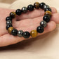 Bracelet triple protection posé sur une surface claire