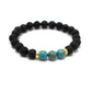 Bracelet avec pierres turquoise et lave sur fond blanc