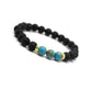 Gros plan sur les pierres turquoise et lave du bracelet