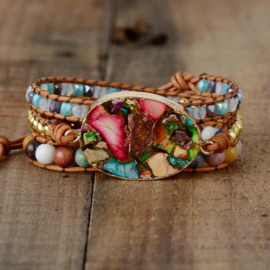 Bracelet manchette en jaspe et cuir sur fond blanc