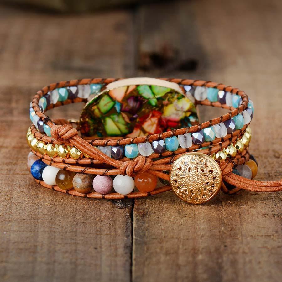 Gros plan sur les pierres de jaspe du bracelet