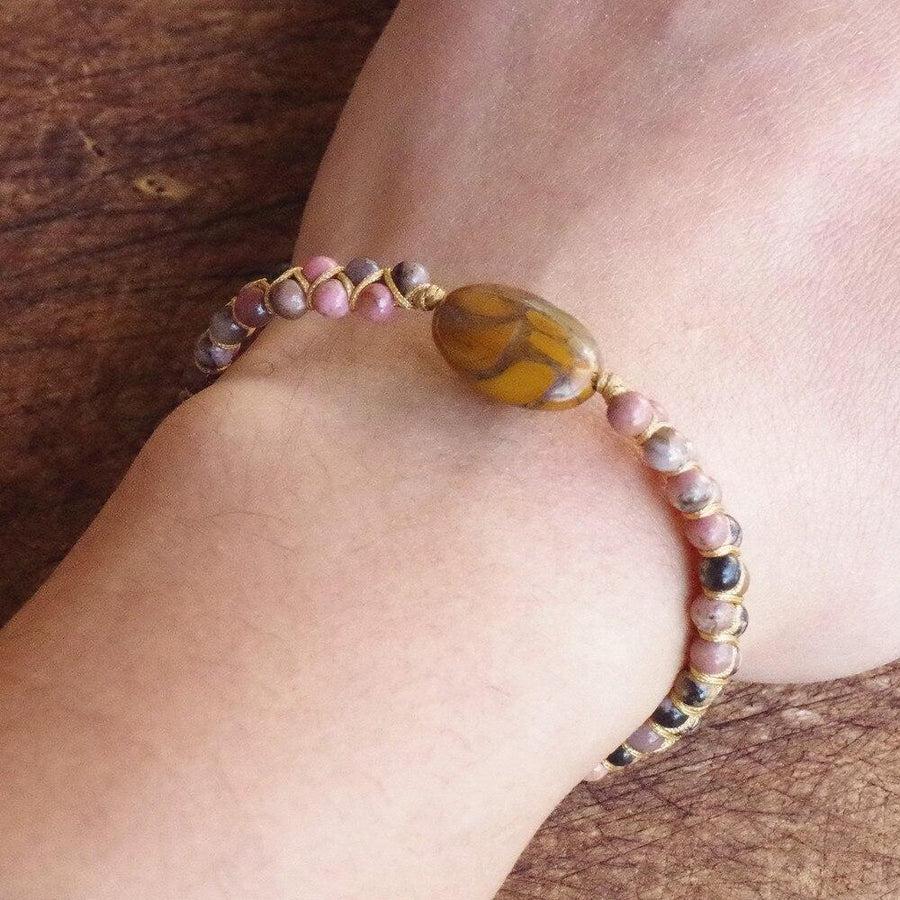 Gros plan sur les perles de jaspe et rhodonite du bracelet