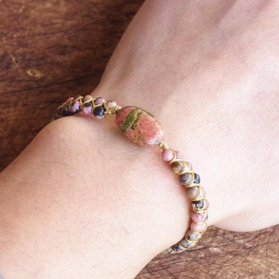 Détail du cordon tissé du bracelet en pierres naturelles