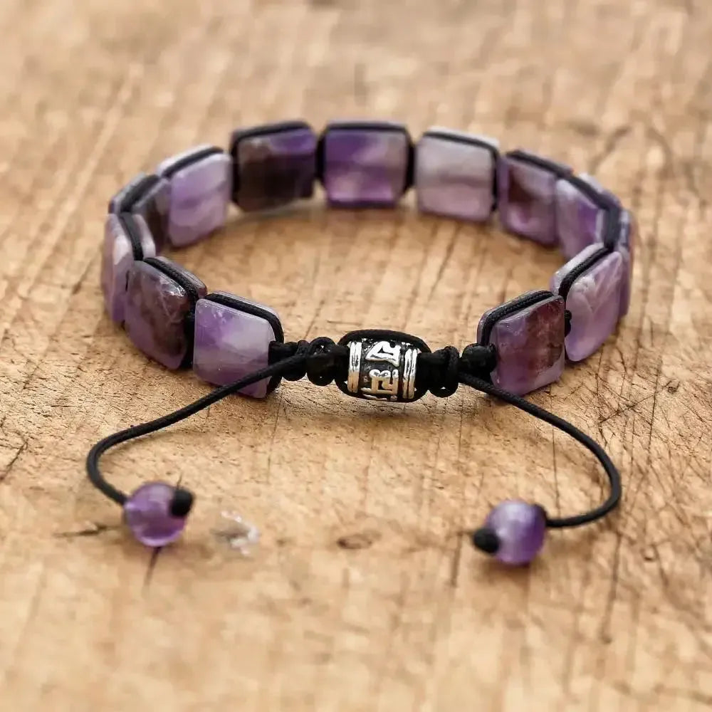 Vue complète du bracelet Shamballa posé à plat