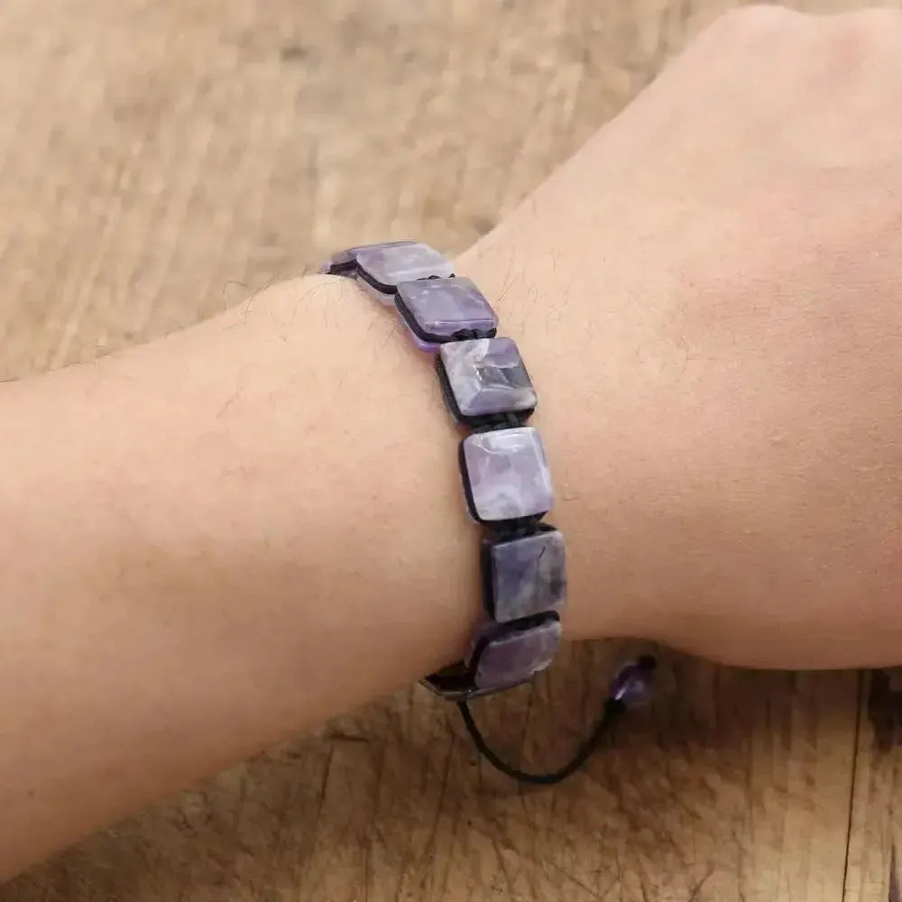 Vue de dessus du bracelet en améthyste et argent