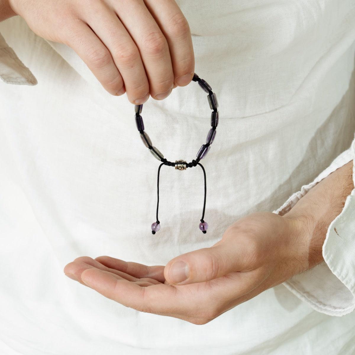 Vue rapprochée des pierres carrées d'améthyste sur le bracelet