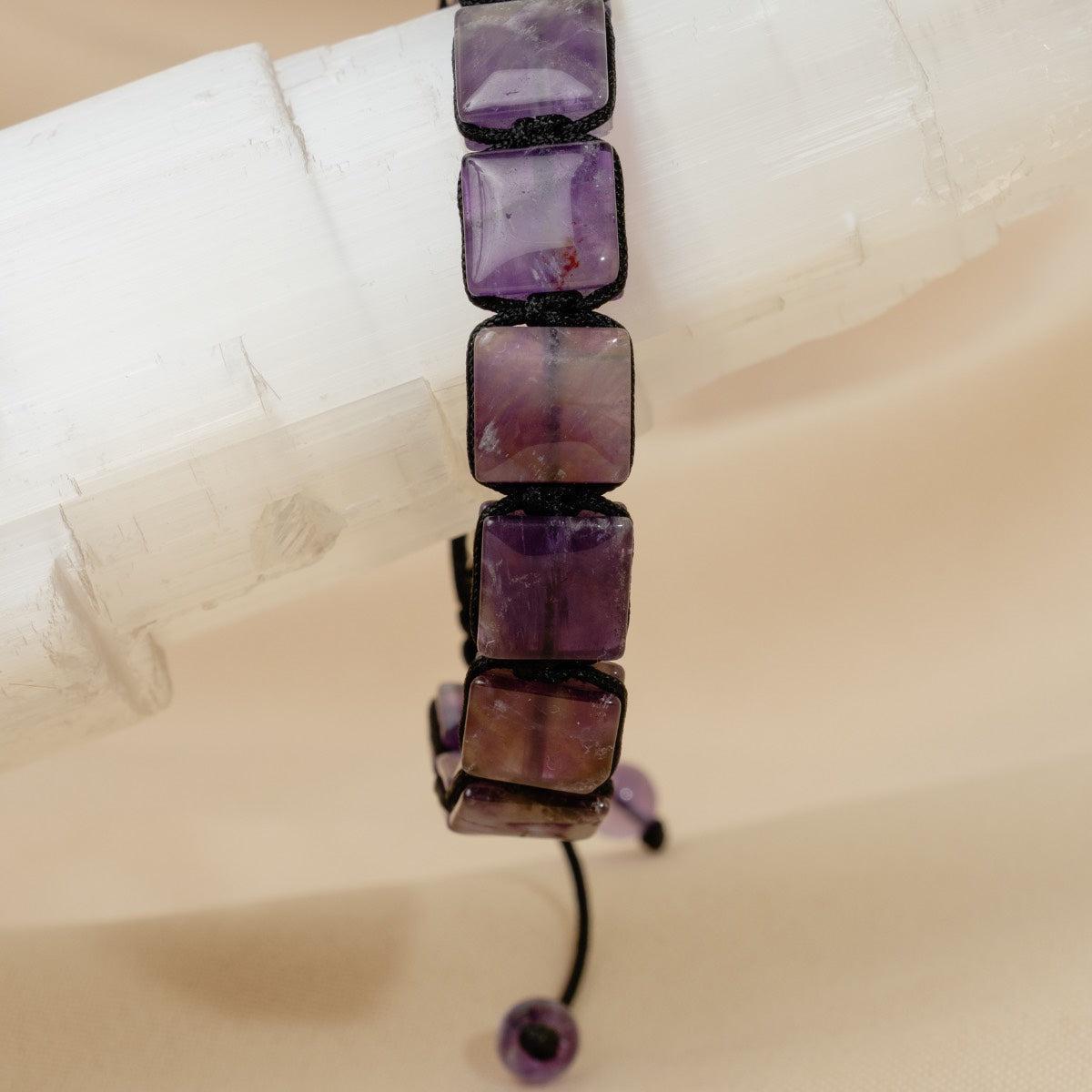 Détail du nœud coulissant pour ajuster le bracelet
