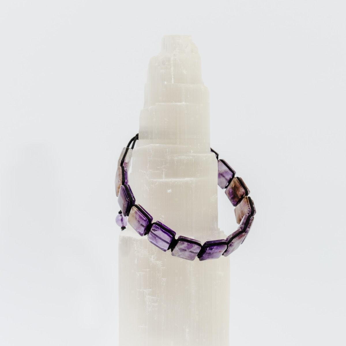 Vue de côté du bracelet Shamballa en améthyste