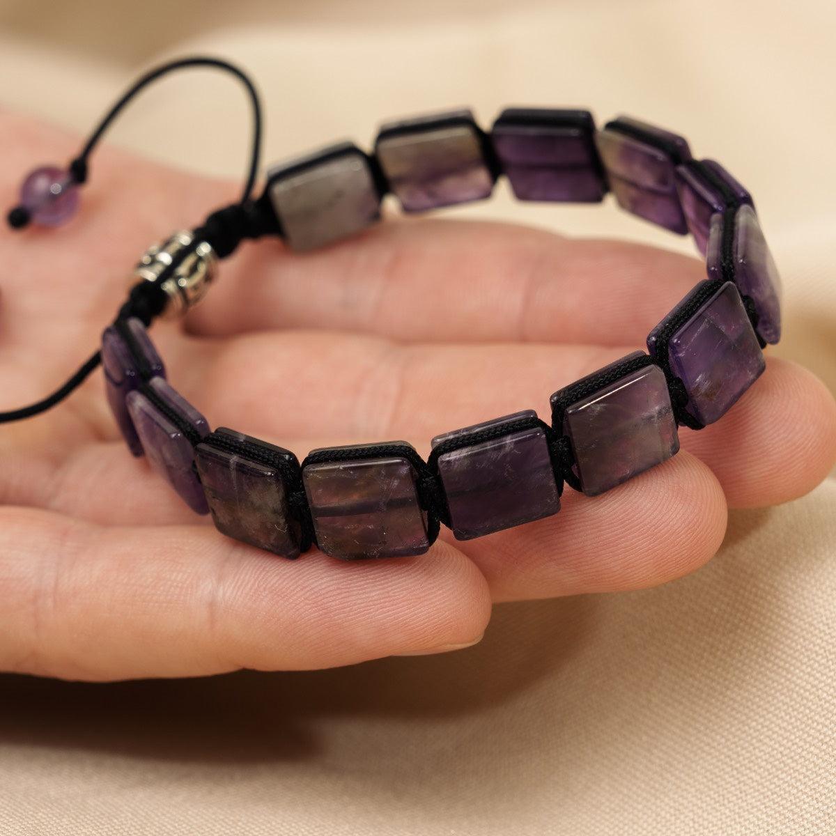 Bracelet en améthyste montrant le cordon tressé