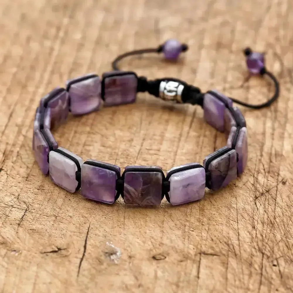 Gros plan sur les pierres d'améthyste taillées du bracelet