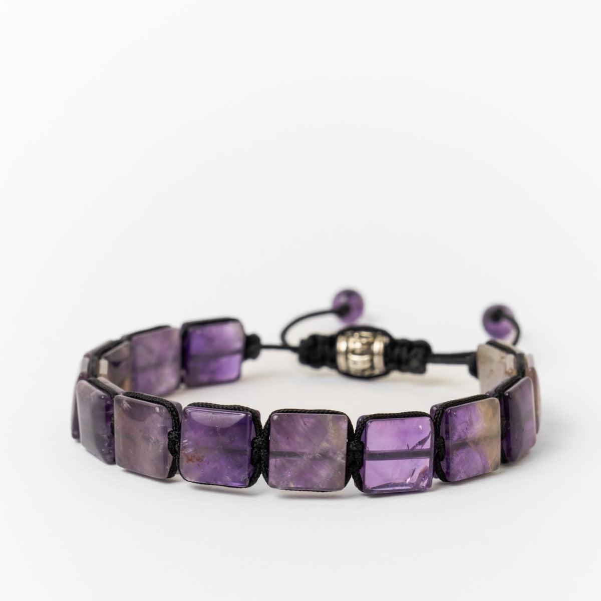 Bracelet en améthyste avec nœud coulissant visible