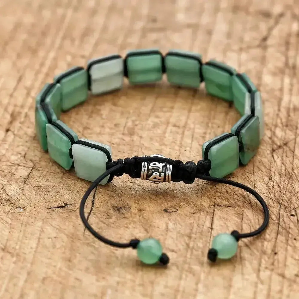 Détail des pierres d'aventurine et cordon noir