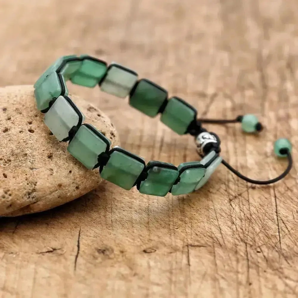 Détail du cordon et des pierres d'aventurine carrées