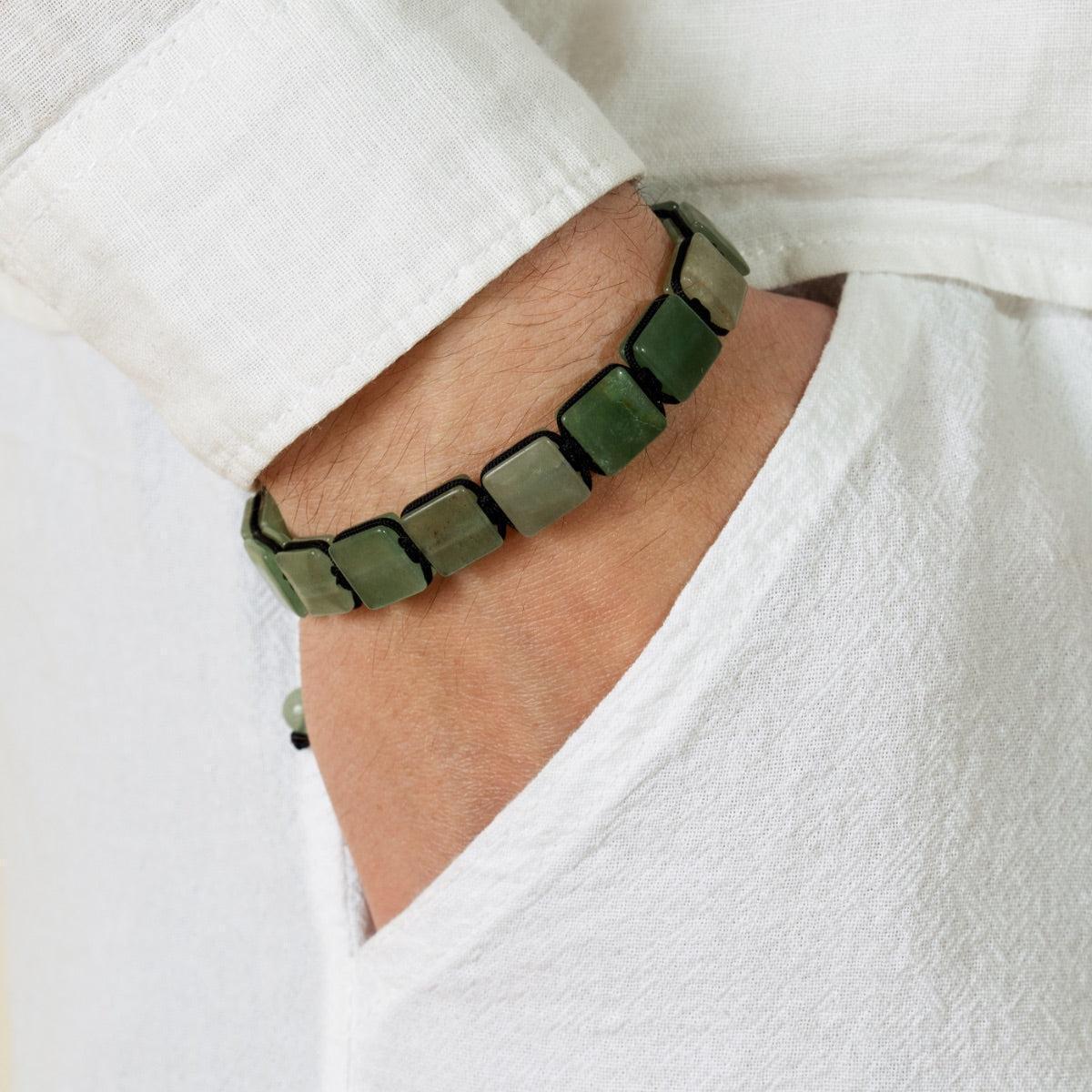 Gros plan sur les pierres d'aventurine carrées du bracelet