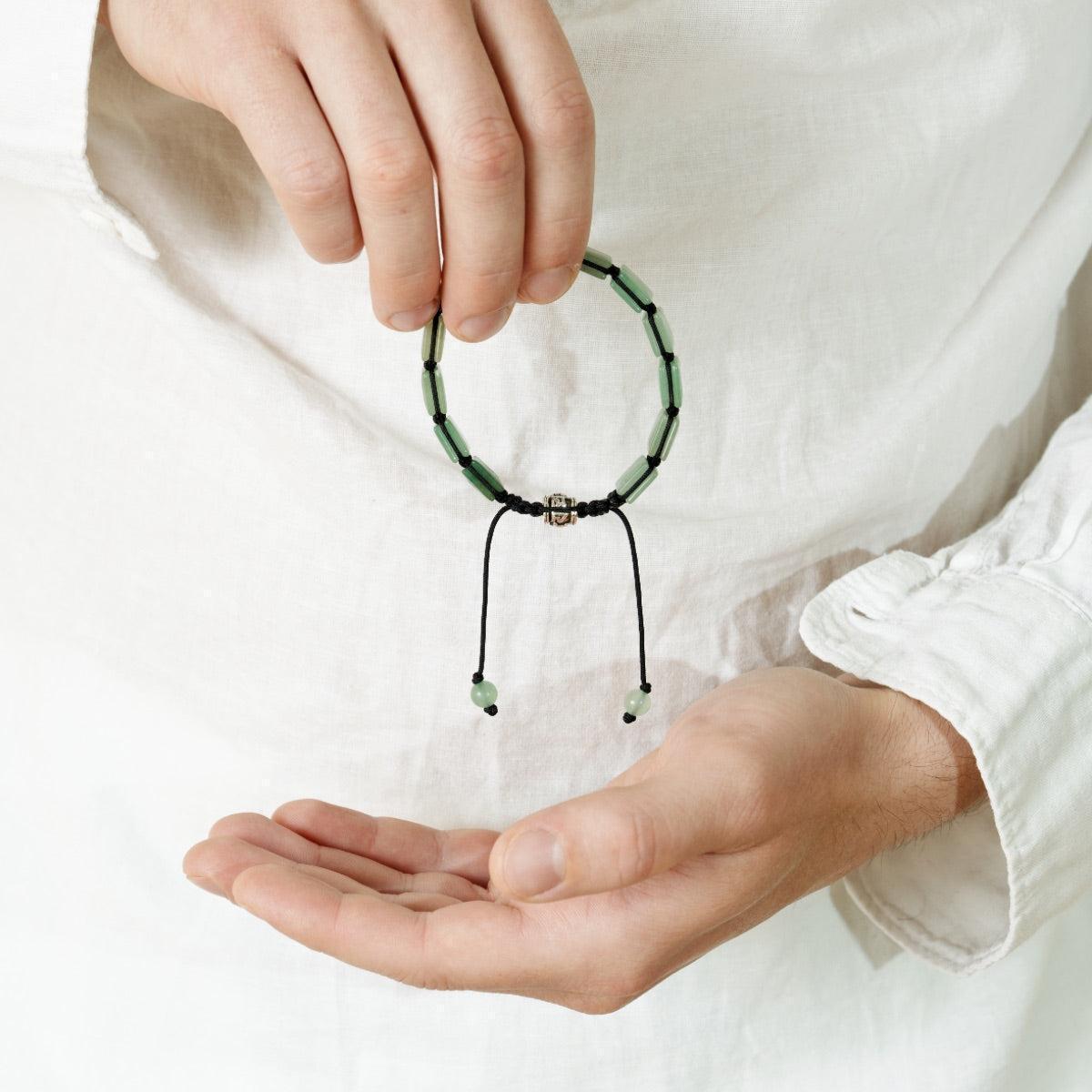 Vue latérale du bracelet montrant le nœud coulissant ajustable