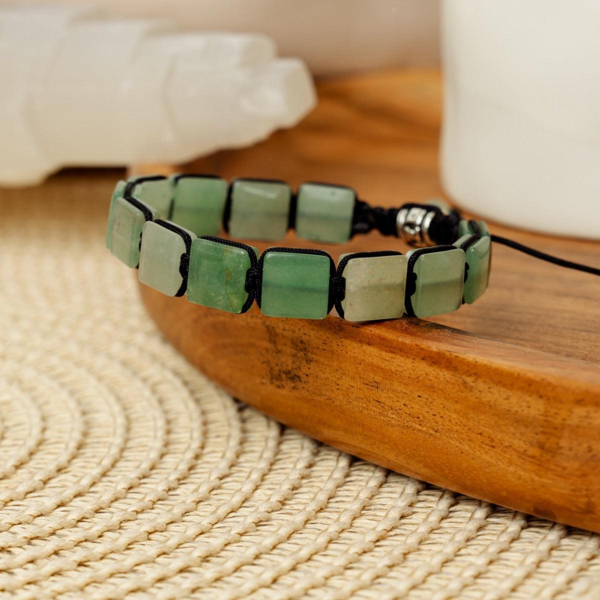Bracelet Shamballa posé sur une surface en bois clair