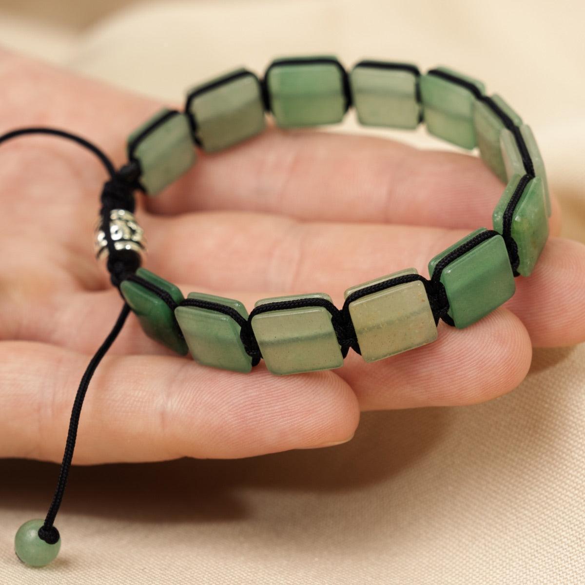 Ensemble de pierres d'aventurine carrées sur le bracelet