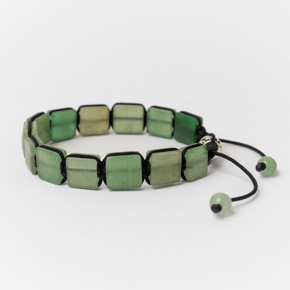 Vue d'ensemble du bracelet Shamballa sur fond neutre