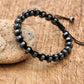 Bracelet en hématite sur fond blanc, vue de côté