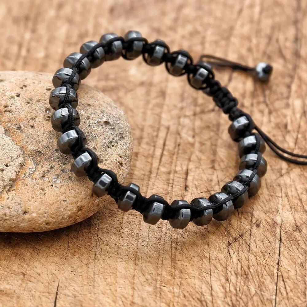 Bracelet en hématite sur fond blanc, vue de côté