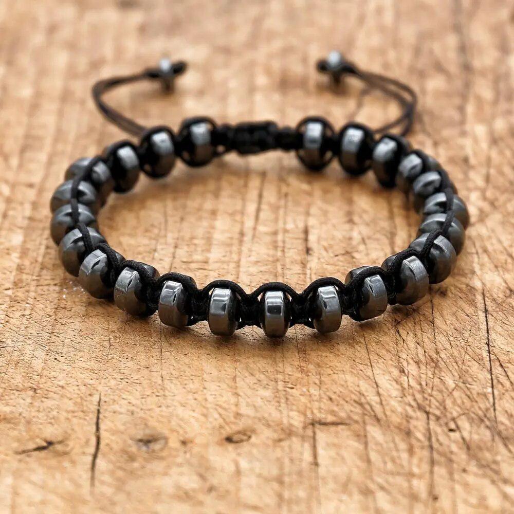 Vue d'ensemble du bracelet en hématite sur fond neutre