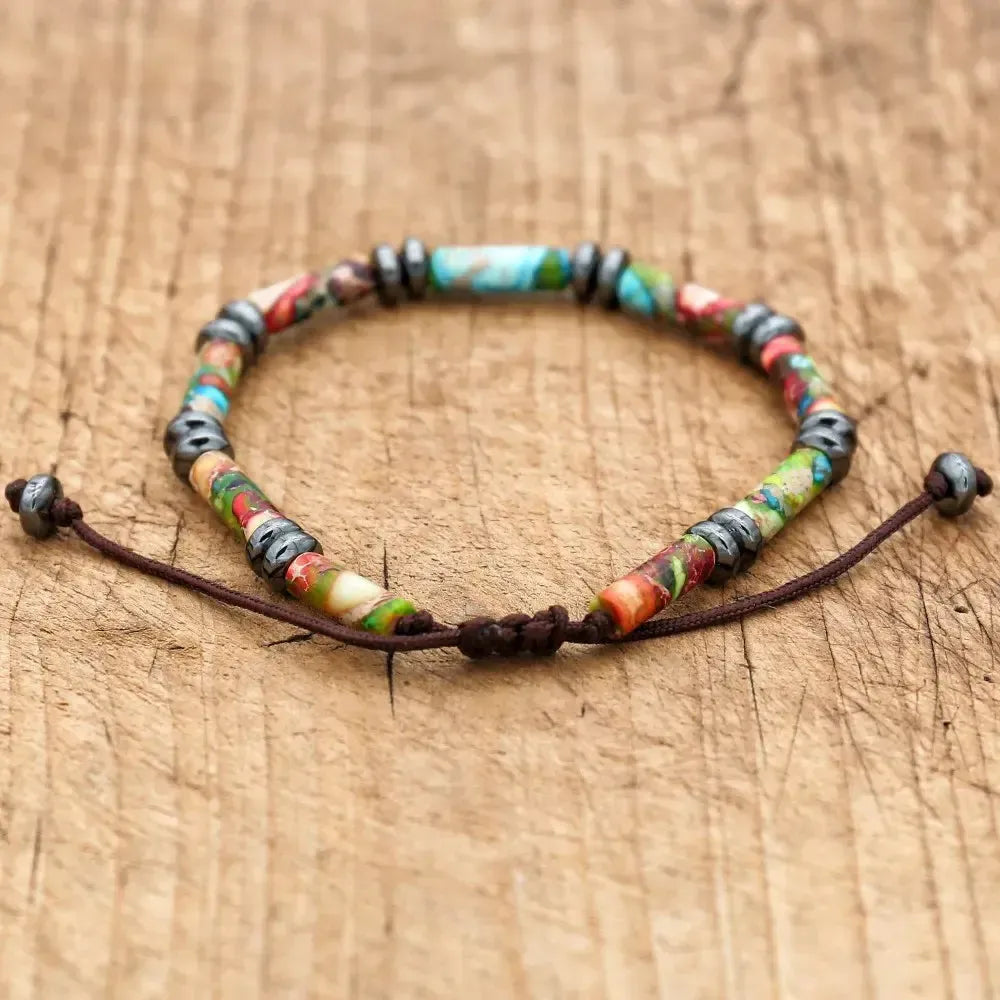 Bracelet en jaspe multicolore et hématite sur fond blanc