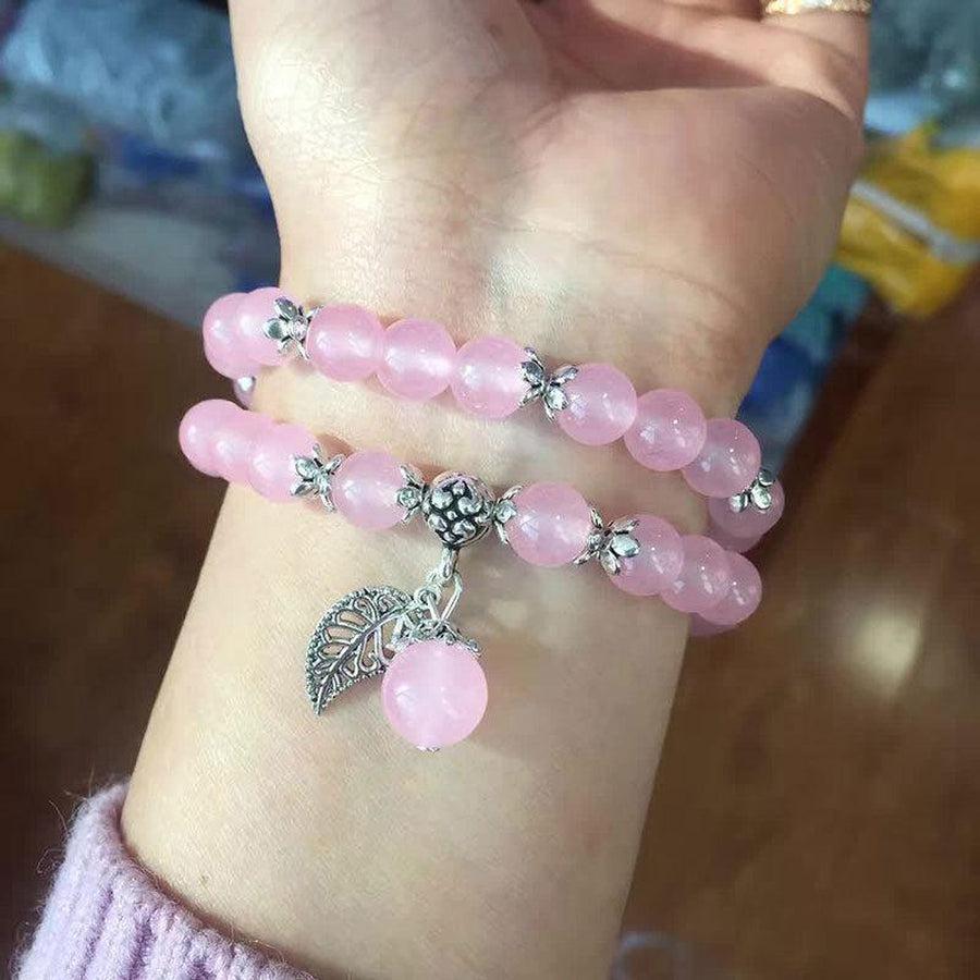 Gros plan sur les perles de calcédoine rose du bracelet