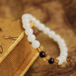 Bracelet en calcédoine et grenat sur fond blanc