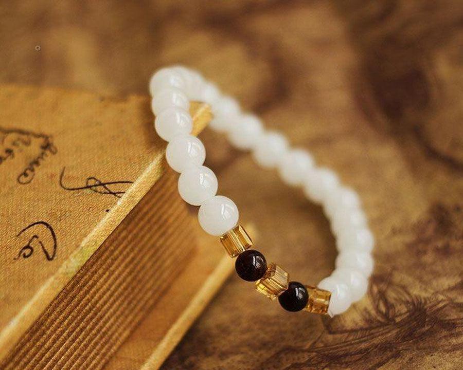 Bracelet en calcédoine et grenat sur fond blanc