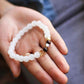 Bracelet posé sur une surface en bois clair