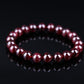 Bracelet en grenat rouge profond sur fond blanc