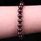 Gros plan sur les pierres de grenat du bracelet
