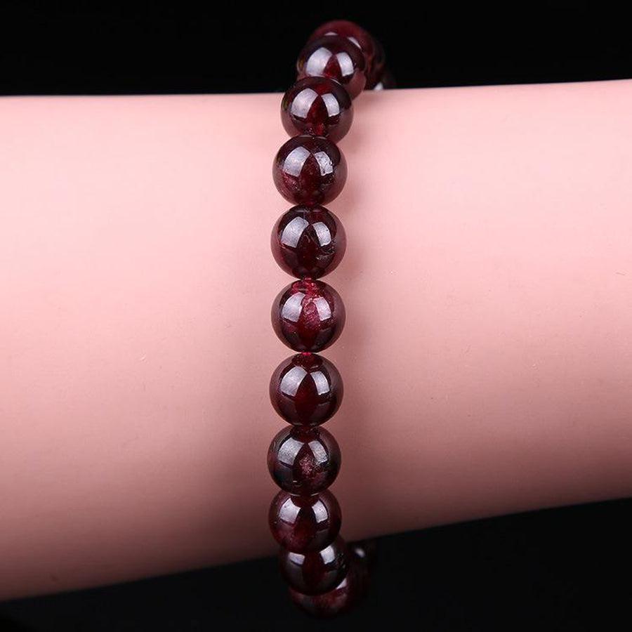 Gros plan sur les pierres de grenat du bracelet