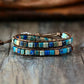 Gros plan sur le fermoir ajustable du bracelet en cuir
